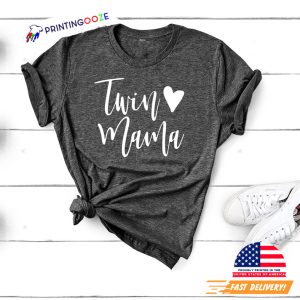 Twin Mama, mom of twins Basic T shirt